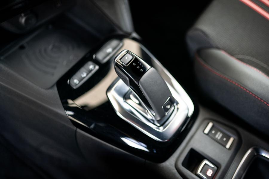 Детали интерьера Opel Corsa GS Line (F) 2019 года  (фото 17 из 44)